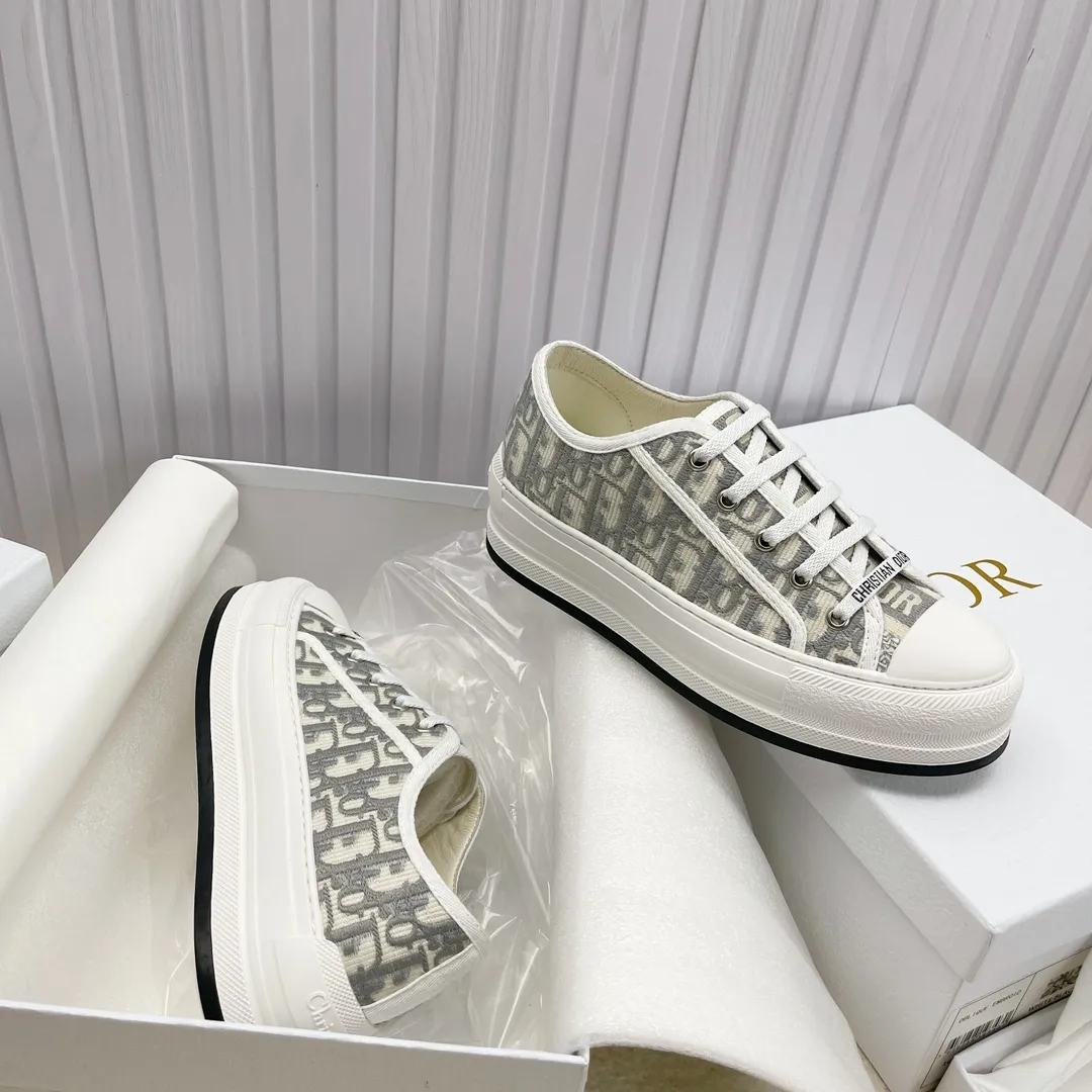 👟👟Ex-factory price 520👟👟 Women's shoes factory ready stock high quality Dior )Flat sneakers are made of fully embroidered iconic patterns💎💎♦️Top quality in the market🎗Breaking hot model in foreign counters🎗Non-market ordinary imitation version🎗🔳The fabric is made of Italian🇮🇹imported fabric❗️Embroidered upper, original mold injection Logo frosted five-pointed star outsole🔳Inside imported lambskin + high elasticity injection molding mold Logo foam pads Number of yards: 35 to 41